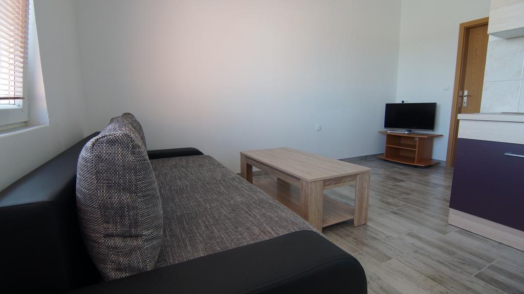Domani Apartment Vir